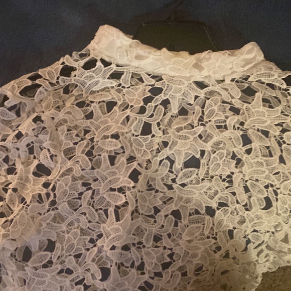 High low lace top. Laying flat armpit to armpit is 20 inches. - Picture 2 of 6